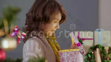 美丽的小女孩打开礼盒，发现惊喜，童年和圣诞节
